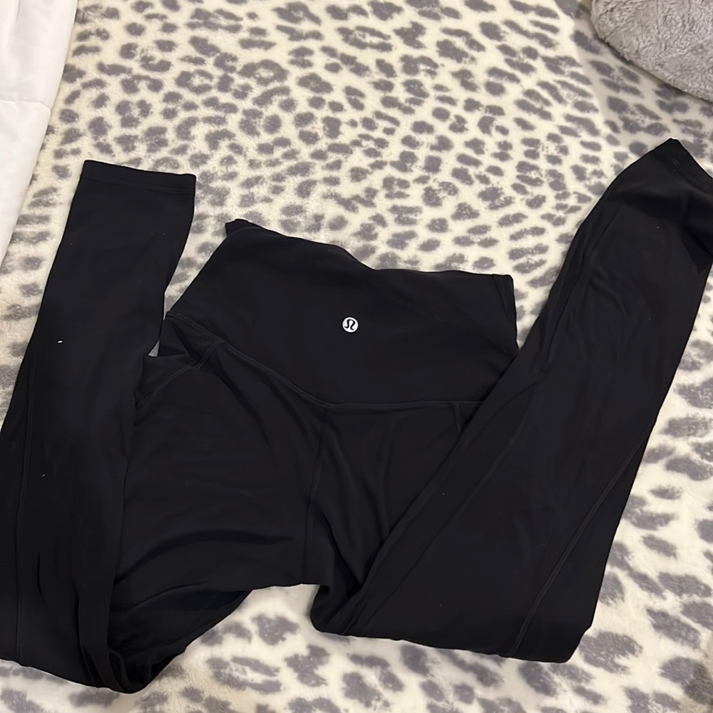 Gently used lululemon 25” size 4 with pockets align legging in black